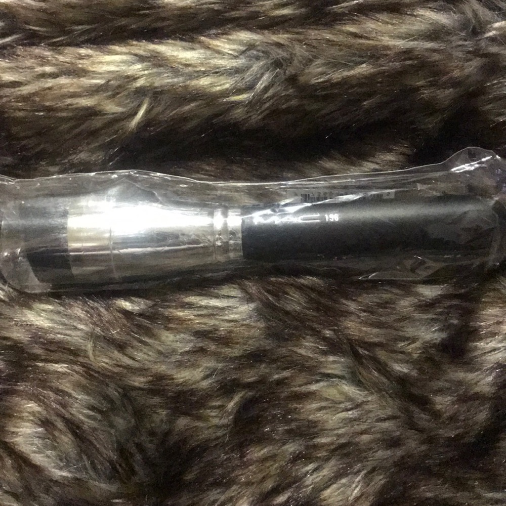 MAC 196 foundation Brush
